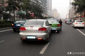新手开车时，变道和并道的区别你知道吗？到底谁该让谁先走？图片