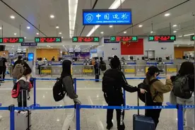 浦东机场国际航班“并楼”运行，疫情防控工作如何调整？一起来看图片