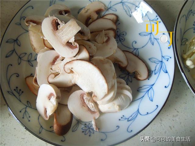 家里的墨鱼干不知道怎么吃？加上菌菇一起炖个汤，太鲜了