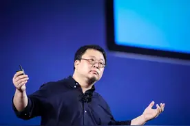 罗永浩挺过来了！47岁负债6亿，如今3年还清，又向郑州捐了100万图片