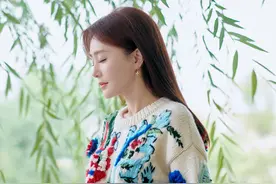 秦岚开始走慵懒风，毛衣配短裙毫无章法，元素却很时尚图片