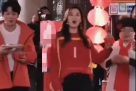 凤凰传奇现身湖南春晚！玲花筷子腿抢镜仅武艺一半粗，被曝人气高图片