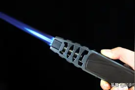 打火机充气正确方法，打火机打不着的原因及排除调节火焰方法图片