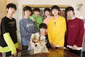 tfboys师弟——未成年的时代少年团竟然在公司玩大尺度游戏？图片
