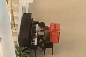 马来西亚小哥背着外卖箱弹钢琴图片