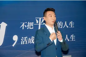 央视主播康辉回到家乡，现场一片火爆图片