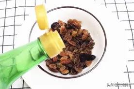 把白醋倒入葡萄干中，太聪明了，用途花钱买不到，简单还实用图片