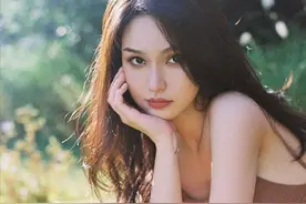 解放剪刀手，试试这16个手部拍照姿势，轻松好拍，又好看图片