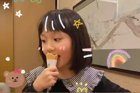 洪欣张丹峰一家为女儿庆祝生日，哥哥张镐濂搂着妹妹宠溺自拍图片