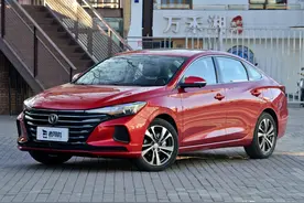 方便出行价格实惠，新动力低油耗的紧凑三厢车，实拍逸动图片