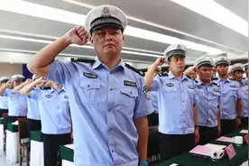 有一种差距叫“辅警”和“协警”，同样是警察，待遇却天差地别图片