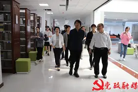 著名作家刘震云先生莅临新乡学院讲学交流图片