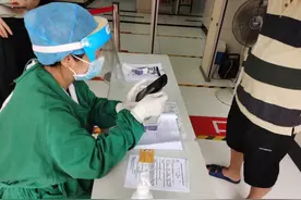 方便！广州的老人和学生，可以“刷卡显码”啦！图片