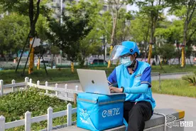 95后程序员小哥背着电脑送外卖 随时应对甲方临时需求图片