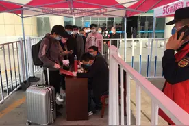 许昌东站出站口设专道核查湖北来（返）许昌人员图片