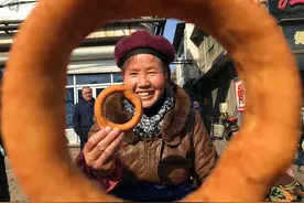 55岁农村妇女 在集市上卖乡村美食 赚下一家幸福生活图片