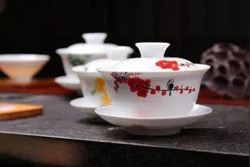 老茶馆里盖碗摆放有暗语，对比西式餐具摆放礼仪，颇为相似图片