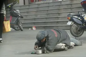 叔叔要饭要到亲戚门前，亲戚做了一桌饭菜招待，两年后叔叔来报恩图片
