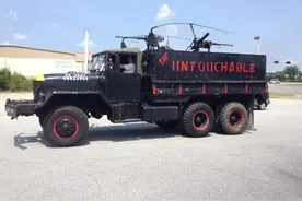 越战美军M54“眼镜王蛇”5吨武装卡车，士兵们自行改装的装备图片