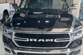 5.7大排量+越野全能 道奇公羊大角牛皮卡悍将实拍解析 豪华灯光包图片