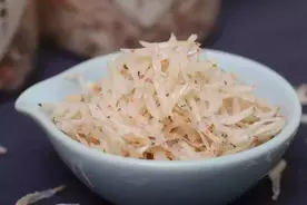 同样是虾皮，选白色还是黄色？老渔民教你怎么选，弄懂再买不吃亏图片