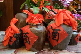 古墓中挖出的酒能喝吗？行家给出明确答复后，酒友：陈酒不香了图片