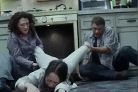 父母把女儿塞进烤箱，大家都觉得狠毒，不料女儿才是恶魔，犯罪片图片