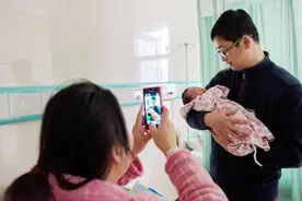 产妇一次生下2个娃，宝爸发圈报喜，护士：高兴啥，这不是双胞胎图片