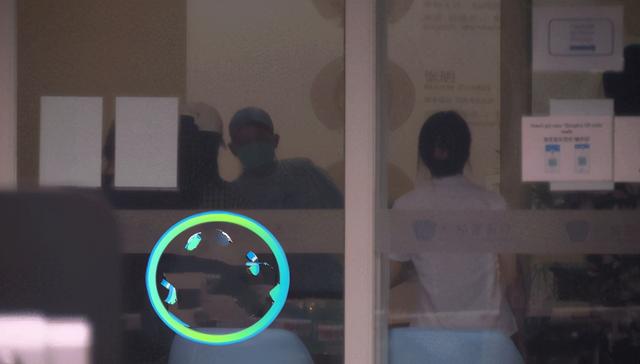 景甜父亲罕见露面，陪女儿看病烟瘾难耐，挺肚腩打扮朴素不似富豪