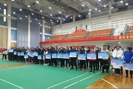 鄂尔多斯市鄂托克旗“全民健身杯”羽毛球比赛 精彩落幕图片