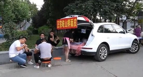 西安辣妈开奥迪摆地摊，出门卖凉皮，卖掉上海千万房产只为陪孩子