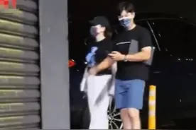 42岁陈乔恩胖了？与男友街头牵手散步好甜蜜，白色长裤显丰满身材图片