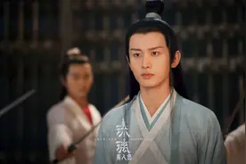 成毅远赴新疆拍戏，顶烈日工作，看清造型，杨紫接下此剧一点不亏图片