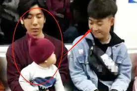 “花痴闺女”头次坐地铁，看到帅气小哥哥就“放电”，宝爸好吃醋图片