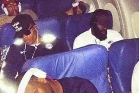 NBA球星坐飞机，有人打牌 有人吃饭 有人撩妹 只有他看书图片