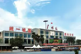 “爱国火车站”，一条标语35年不换，每次看到都会热血澎湃图片