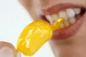 女性经期小知识：喜欢吃甜食又担心发胖的妹纸看过来图片