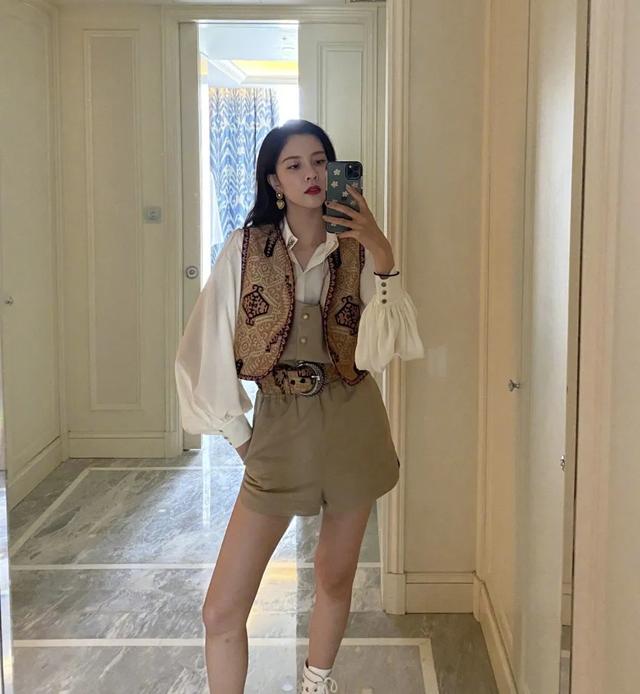 女明星秋季撞衫的第一件单品,我再也不说它鸡肋了