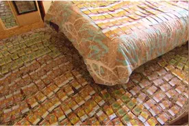 老人买了两罐油漆，12年之后才发现里面藏着巨额现钞图片