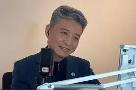 同样因捐款被质疑，为何周炜被批评，闫学晶却被点赞？图片