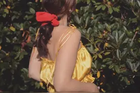 Jennie挚爱的大肠发圈，居然穿在了杨幂的脚上，看着毫不违和图片