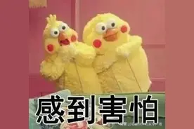 不可思议！福州闹市区一男子跳上车顶！身后红衣女子紧追图片