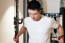 黄景瑜前妻晒日常照，面对镜头大方自信，走出家暴轻生阴霾图片