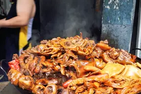 武汉最拽老板，31年没有称，多少钱老板说了算，顾客喷完还来 吃图片