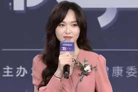 唐嫣“明星脸”彻底消失！穿裙装变“央视脸”颜值开挂，央视范足图片