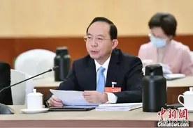 全国人大代表建议：允许退休独生子女父母随子女落户图片