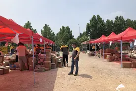 快递小哥欠薪罢工，导致韵达大量包裹积压？记者探访：部分快件散发阵阵臭味图片