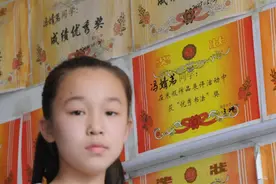 孩子“奖状”贴满墙，家长却越来越担忧，爸爸：还不如不要图片