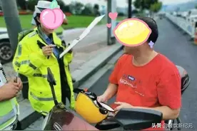 河南郑州，60岁大爷没戴头盔被罚50，灵魂拷问：“你不也没戴吗”图片