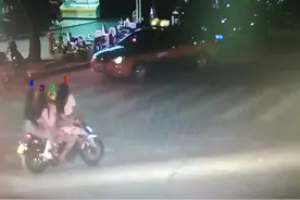 楚雄一小伙骑摩托载三女子兜风被罚图片